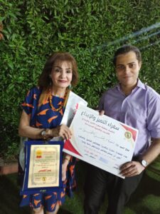 الكاتبة يسرا القيسي مع الصحفي عمرو مصباح و تكريمها في مهرجان الإبداع و التميز 