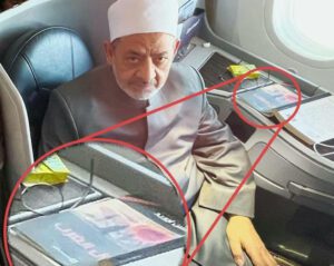 شيخ الأزهر يقرأ كتاب أفول الغرب