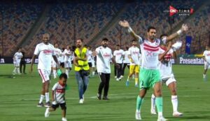 احتفال عبدالمنصف مع لاعبي الزمالك