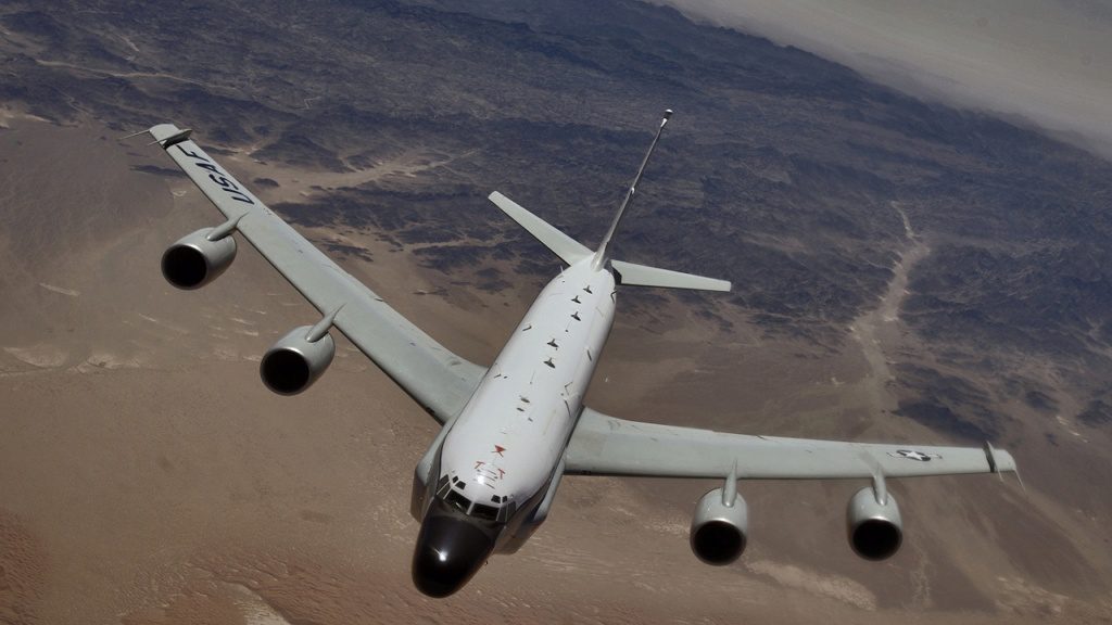 طائرة تابعة للسلاح الجوي البريطاني من طراز"RC-135"