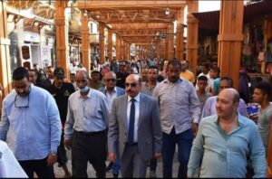 اللواء أشرف عطيه محافظ أسوان يتفقد آثار الحريق