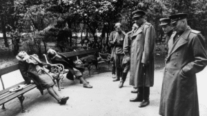 أبيض وأسود الإغتصاب الجماعي في ألمانيا عام ١٩٤٥م في فترة من أصعب الأوقات 