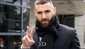 كريم بنزيما بجائزة أفضل لاعب في العالم جائزة الكرة الذهبية 