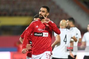 حاول الأهلي في العودة من جديد للمباراة وتسجيل هدف التعادل قبل نهاية الشوط الأول