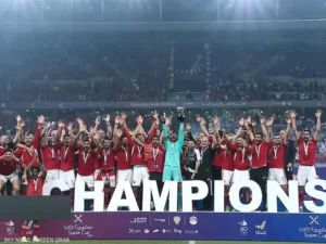 إحتفال لاعبي الأهلي بكأس السوبر