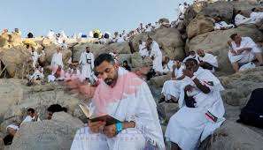 بعض الحجاج أثناء تأدية مناسك الحج
