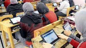 طلاب يستخدمون التابلت المدرسي