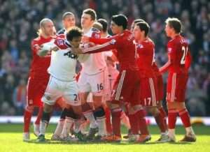 صوره من مشاحنه فريق ليفربول ومان يونايتد قديما