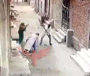 يقتل جاره بالفأس أمام منزله