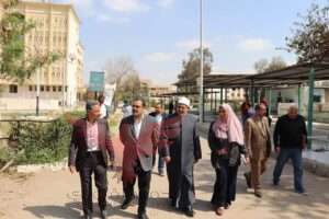 رئيس جامعة الأزهر خلال تفقده المخيم الدائم