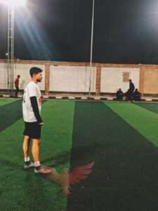 كريم أثناء لعبه كرة القدم 