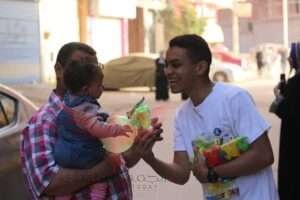 ك: عبدالرحمن زيدان مع أحد الأطفال يحتفل بعيد الفطر المبارك