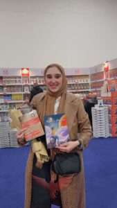 الرباب فرجاني مع كتابها والكتاب التي قامت بترجمته