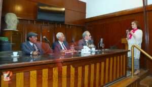 نجوي السودة اثناء تواجدها بإتحاد كتاب مصر والمستشار يحيى الدكروري رئيس الاتحاد 