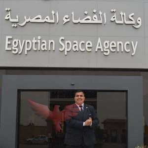 "العش" أمام وكالة الفضاء المصرية.