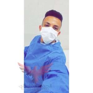 لاعب الكره عمر على فتحي، أثناء عمله كفني تمريض.