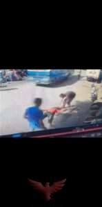 شاب يطعن صديقه في رقبته