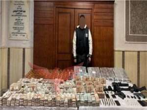 شخص معه مواد مخدره